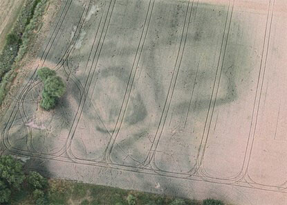 Bewuchsanomalien im Acker bverweisen auf vorhandene Strukturen im Boden.
