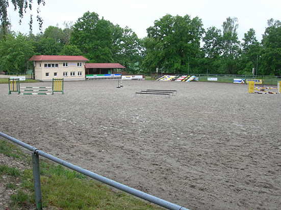Blick über den Reitplatz nach Südwesten